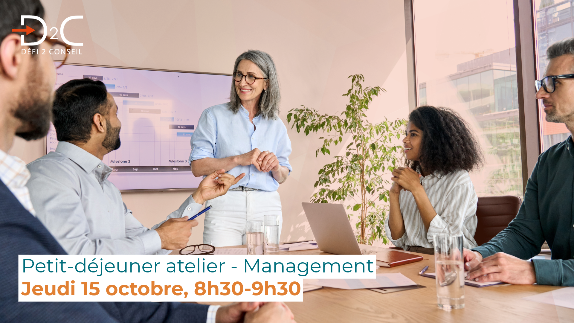 Petit-déjeuner atelier management Défi 2 Conseil, jeudi 15 octobre 8h30-9h30 : réunion d'équipe autour d'une table avec une intervenante en pleine présentation